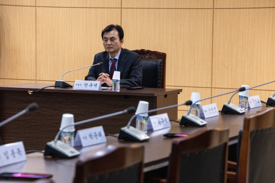 국회 '윤석열 정부의 비상계엄 선포를 통한 내란 혐의 진상규명 국정조사 특별위원회' 위원장인 안규백 더불어민주당 의원이 5일 서울 송파구 서울동부구치소에서 내란 국조특위 회의를 열어 주재하고 있다. 내란중요임무종사 등 혐의로 동부구치소에 수감 중인 김용현 전 국방부 장관은 증인 출석을 거부했고, 여당인 국민의힘 의원들도 윤 대통령 증인채택과 현장조사에 반발해 불참해 '반쪽 진행'이 됐다.<국회사진기자단·연합뉴스>